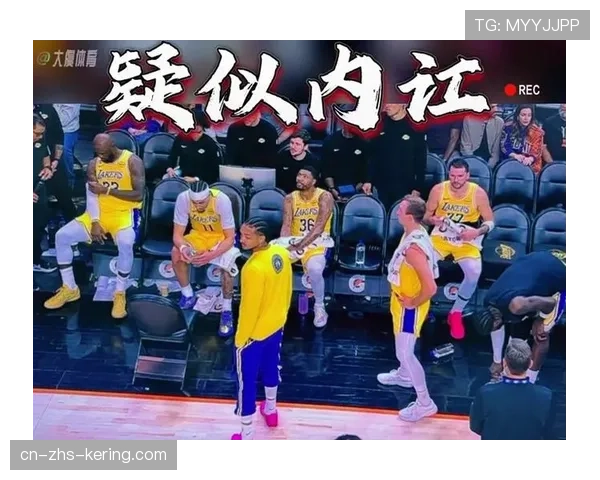 现场：詹姆斯在暂停时召集全队，用战术板讲解防守轮转